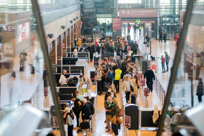 Zum Auftakt der Herbstferien kam es am Flughafen zu chaotischen Szenen. Flughafen BER