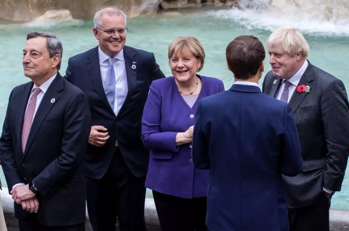 Mario Draghi (l-r), Premierminister von Italien, Scott Morrison (l), Premierminister von Australien, Angela Merkel (CDU), geschäftsführende Bundeskanzlerin, Boris Johnson, Premierminister von Grossbritannien, und Emmanuel Macron, Präsident von Frankreich, besuchen den Trevi-Brunnen am Rande eines G20-Gipfels der Staats- und Regierungschefs. G20