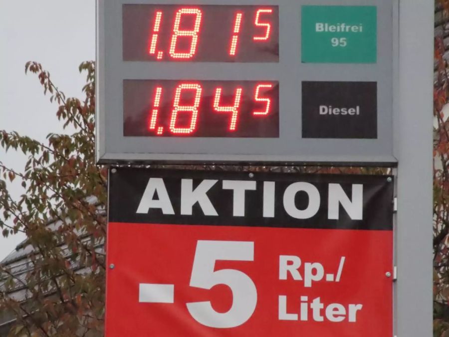 Bei der Discount-Tankstelle in Erlenbach ZH ist der Preis noch verhältnismässig günstig.