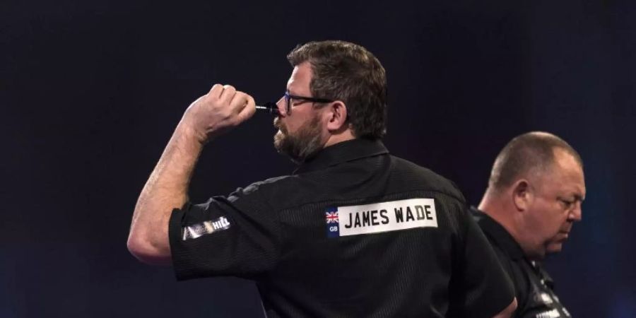 James Wade (l) setzte sich gegen Mervyn King durch. Foto: Steven Paston/PA Wire/dpa