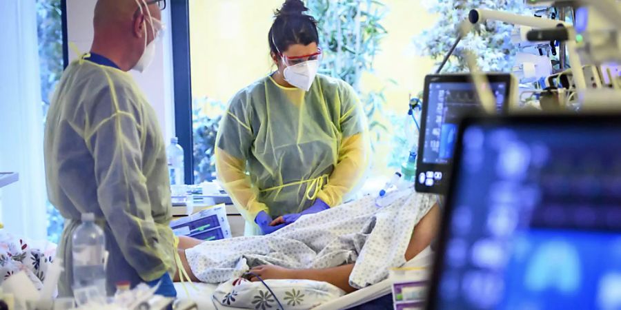 Medizinpersonal steht am Bett eines Covid-Patienten auf der Intensivstation eines Spitals in Neuenburg.(Archivbild)