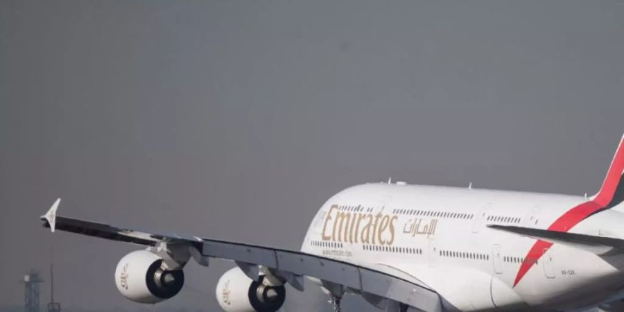 Ein Airbus A-380 von Emirates im Landeanflug auf den Frankfurter Flughafen. Foto: Boris Roessler/dpa