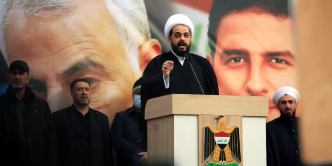 Qais Khazali, ein Führer der Asaib Ahl Al-Haq spricht in Bagdad anlässlich der Ermordung von Generals Ghassem Soleimani vor zwei Jahren. Irak Iran