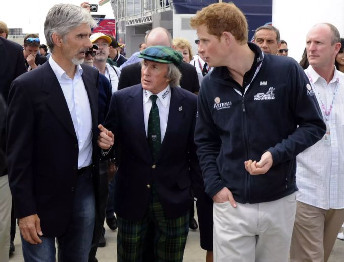 Damon Hill (l.) mit Sir Jackie Stewart und Prinz Harry beim Silverstone-GP 2011 (Archivbild). Damon Hill Formel 1