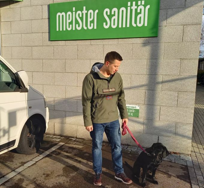 Dan Meister mit Bürohündin Shaya. Meister Sanitär + Spenglerei Muttenz