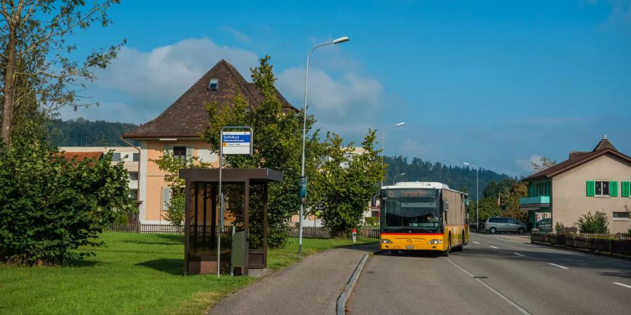 Busstation Gemeindehaus Staffelbach an der Hauptstrasse.