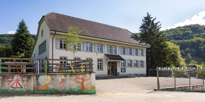 Das Primarschulhaus in Rothenfluh. Das Primarschulhaus in Rothenfluh.