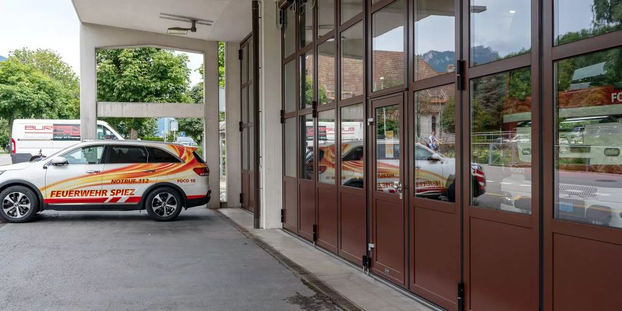 Einsatzfahrzeug der Feuerwehr Spiez vor dem Feuerwehrdepot in Spiez.