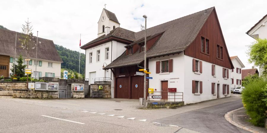 Dorfkern mit Gemeindehaus und Kirche Stankt Stephan in Grindel (SO).