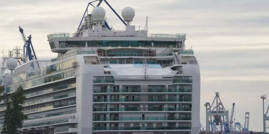 Ein Kreuzfahrtschiff in einem Trockendock der Werft Blohm+Voss im Hamburger Hafen. Foto: Marcus Brandt/dpa