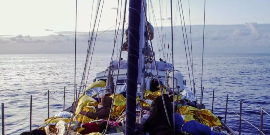 Menschen liegen in Rettungsdecken gehüllt an Bord der «Nadir». Foto: Elena Kloppmann/RESQSHIP e.V. /dpa