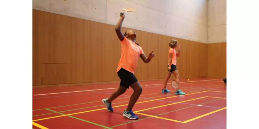 Mädchen spielt Badminton