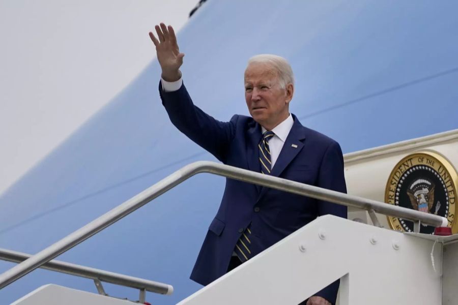 US-Präsident Joe Biden verabschiedet sich auf den Treppen der Air Force One.