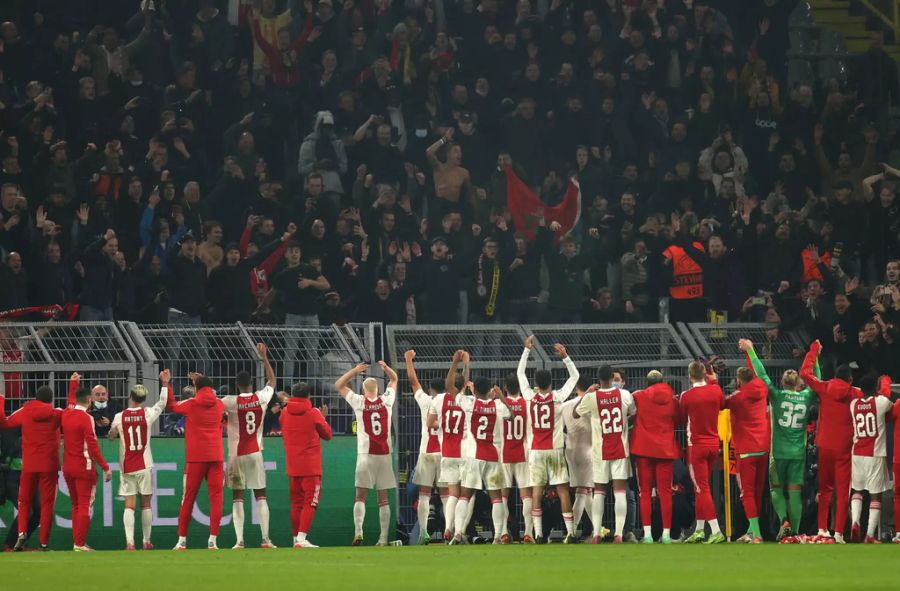 Nach dem Spiel feiern die Ajax-Spieler den Sieg mit den mitgereisten Fans.