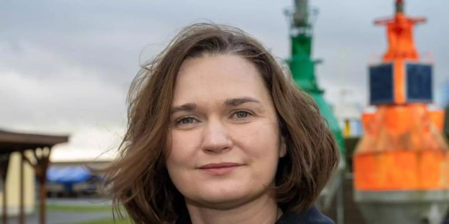 Claudia Müller im Hafen von Stralsund. Foto: Stefan Sauer/dpa