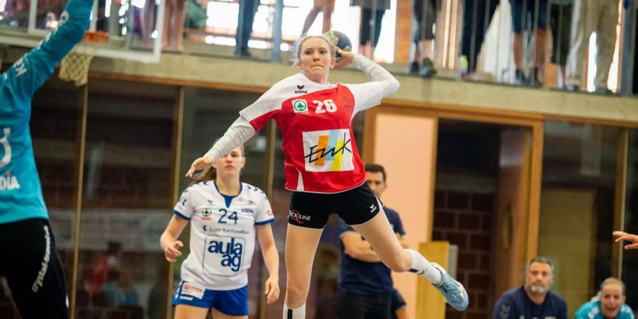 Sev Albrecht beim Torwurf.