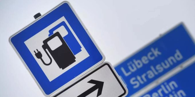 Ein grosser Teil der Elektroauto-Fahrer sind mit dem Laden auf Langstrecken nicht besonders zufrieden, hat eine Umfrage ergeben. Foto: Stefan Sauer/dpa Ein grosser Teil der Elektroauto-Fahrer sind mit dem Laden auf Langstrecken nicht besonders zufrieden, hat eine Umfrage ergeben. Foto: Stefan Sauer/dpa