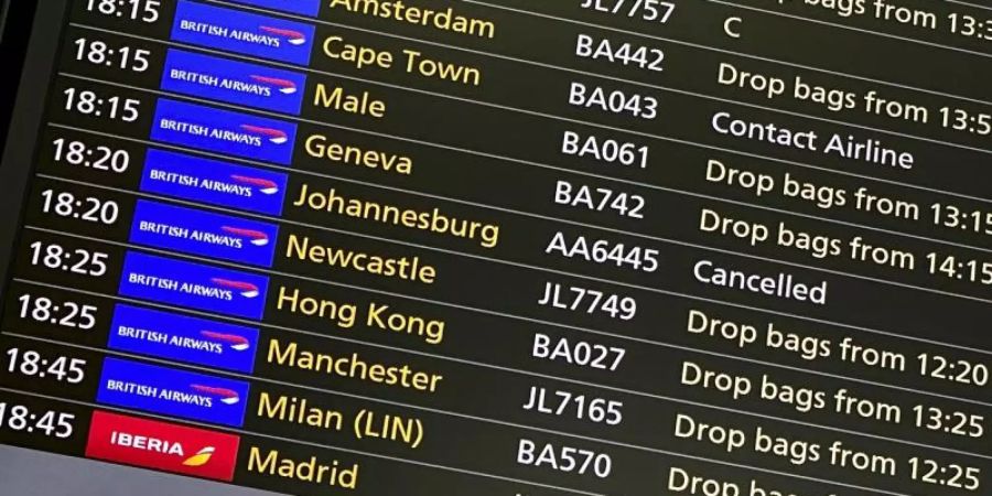 Auf einer Abflugsanzeige ist zu lesen, dass der Flug nach Johannesburg in Südafrika annulliert wurde. Foto: Alberto Pezzali/AP/dpa
