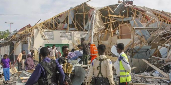 Sicherheits- und Rettungskräfte suchen nach Opfern am Ort der Explosion. Foto: Farah Abdi Warsameh/AP/dpa Sicherheits- und Rettungskräfte suchen nach Opfern am Ort der Explosion. Foto: Farah Abdi Warsameh/AP/dpa