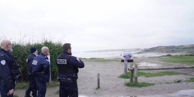 Die französische Polizei bei Wimereux in Nordfrankreich, auf einem Strandabschnitt, der vermutlich von Migranten genutzt wird, um den Ärmelkanal zu überqueren.
