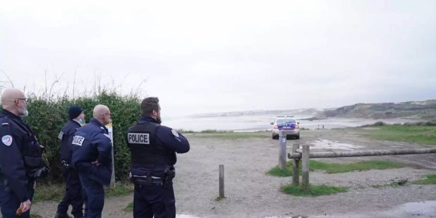 Die französische Polizei bei Wimereux in Nordfrankreich, auf einem Strandabschnitt, der vermutlich von Migranten genutzt wird, um den Ärmelkanal zu überqueren.