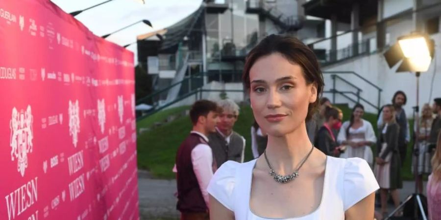 Gloria-Sophie Burkandt liest gerne. Foto: Felix Hörhager/dpa