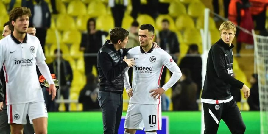 Frankfurts Trainer Oliver Glasner und Filip Kostic unterhalten sich nach dem Spiel. Foto: Mustafa Alkac/dpa