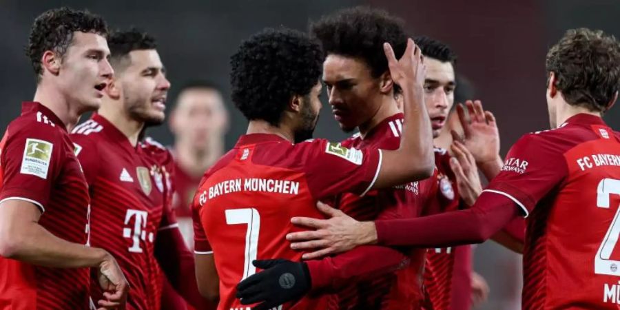 Bayerns Serge Gnabry (M, l) jubelt mit Leroy Sané und weiteren Mitspielern über seinen Treffer zur 2:0-Führung in Stuttgart. Foto: Tom Weller/dpa