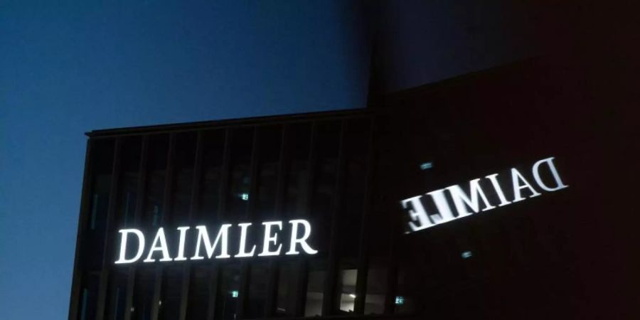 Die Zentrale der Daimler AG wird in Stuttgart. Foto: Marijan Murat/dpa