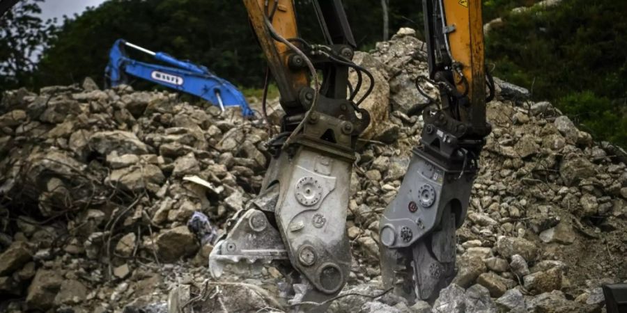 Schwere Maschinen zerkleinern Betonblöcke