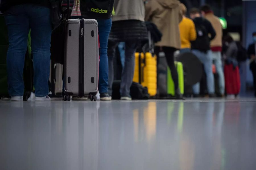 Ab dem 8. November sind Flüge mit geimpften EU-Bürgern in die USA wieder erlaubt. Hier stehen Leute am Flughafen Hessen (D) Schlange.