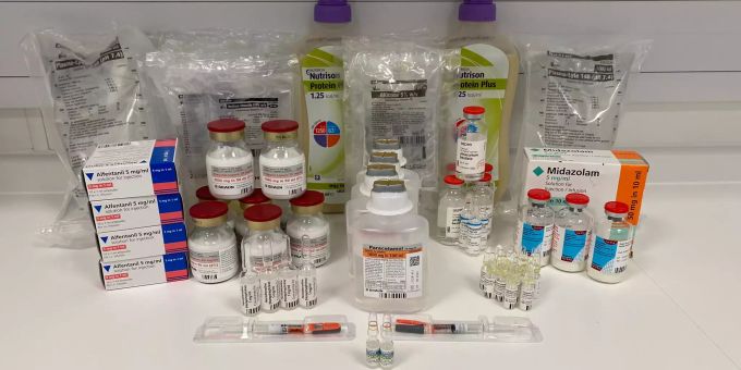 Das ist die Tagesration an Medikamenten eines Covid-Intensivpatienten. Coronavirus