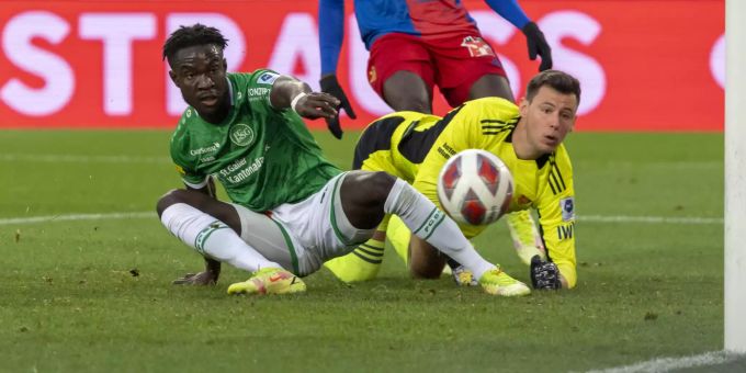 St. Gallens Élie Youan schiesst den Ball an den Pfosten. FC BASel
