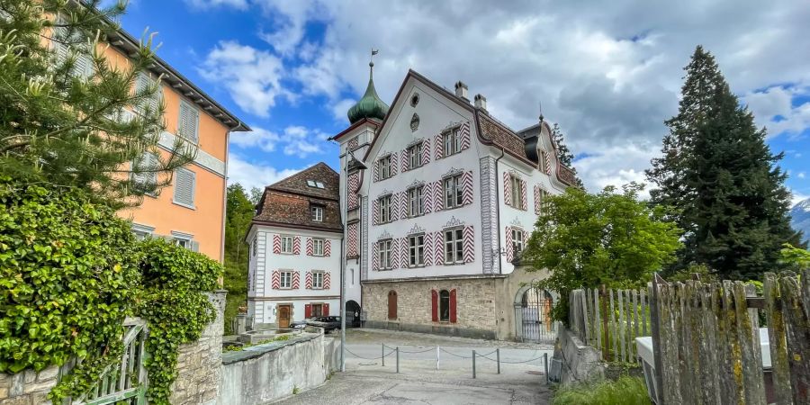 Im Dorfzentrum der Gemeinde Tamins.