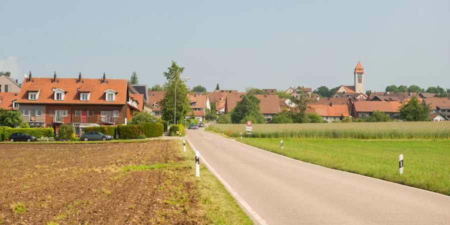 Ortseinfahrt nach Brütten (ZH) an der Tüfistrasse.