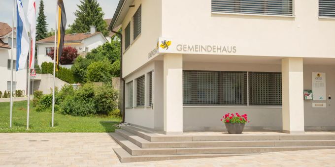 Gemeindehaus in Russikon, eine Gemeinde im Bezirk Pfäffikon des Kantons Zürich. Gemeindehaus in Russikon, eine Gemeinde im Bezirk Pfäffikon des Kantons Zürich.