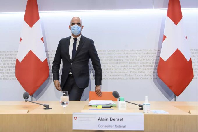Bundesrat Alain Berset scheitet zur einer Medienkonferenz ueber die neusten Entscheide des Bundesrates zum Coronavirus. Alain Berset