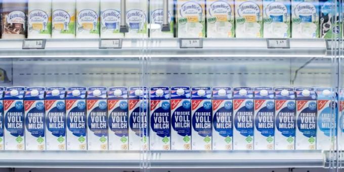 Neben Fleisch sollten Milchprodukte nach Ansicht von Greenpeace mit höheren Steuern belastet werden. Foto: Rolf Vennenbernd/dpa Neben Fleisch sollten Milchprodukte nach Ansicht von Greenpeace mit höheren Steuern belastet werden. Foto: Rolf Vennenbernd/dpa