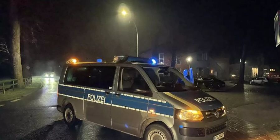 Ein Einsatzfahrzeug der Polizei in Fischerhude. Die Polizei hat dort zwei Leichen in einem Haus entdeckt. Foto: Andre van Elten/TNN/dpa