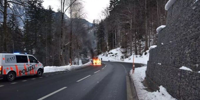 Zwischen Stans und Engelberg OW brannte ein Fahrzeug komplett aus. Engelberg
