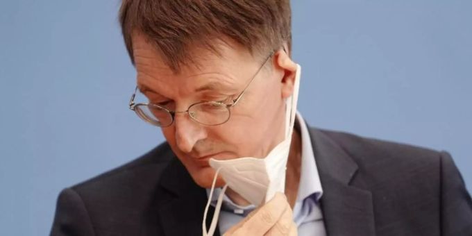 «Ohne diese Arbeit könnten wir diese Herausforderung nicht bewältigen»: Zum Ende des zweiten Pandemie-Jahres wendet sich SPD-Gesundheitsminister Karl Lauterbach an Beschäftigte im Gesundheitswesen. Foto: Kay Nietfeld/dpa «Ohne diese Arbeit könnten wir diese Herausforderung nicht bewältigen»: Zum Ende des zweiten Pandemie-Jahres wendet sich SPD-Gesundheitsminister Karl Lauterbach an Beschäftigte im Gesundheitswesen. Foto: Kay Nietfeld/dpa