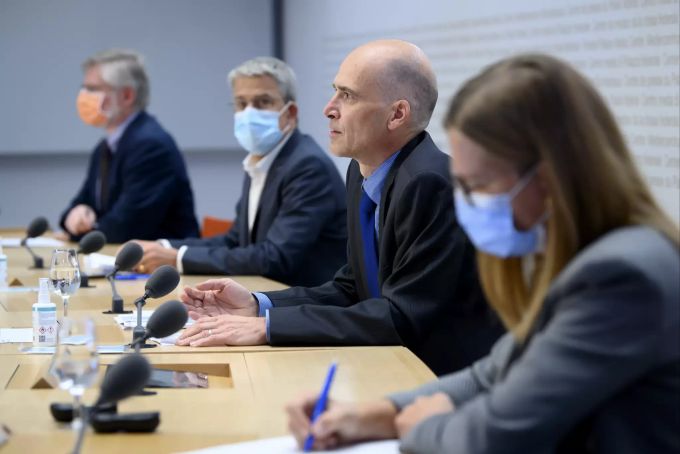 Michael Beer, Vizedirektor, Bundesamt für Lebensmittelsicherheit und Veterinärwesen BLV, und Leiter des Projekts Impfoffensive, zweite-rechts, spricht an der Seite von Rudolf Hauri, Kantonsarzt Zug, Präsident der Vereinigung der Kantonsärztinnen und Kantonsärzte VKS, Christoph Berger, Präsident, Eidgenössische Kommission für Impffragen EKIF, und Virginie Masserey, Leiterin Sektion Infektionskontrolle, BAG, von links, an einem Point de Presse zur Covid 19 Situation, am Dienstag, 16. November 2021, in Bern. (KEYSTONE/Anthony Anex)