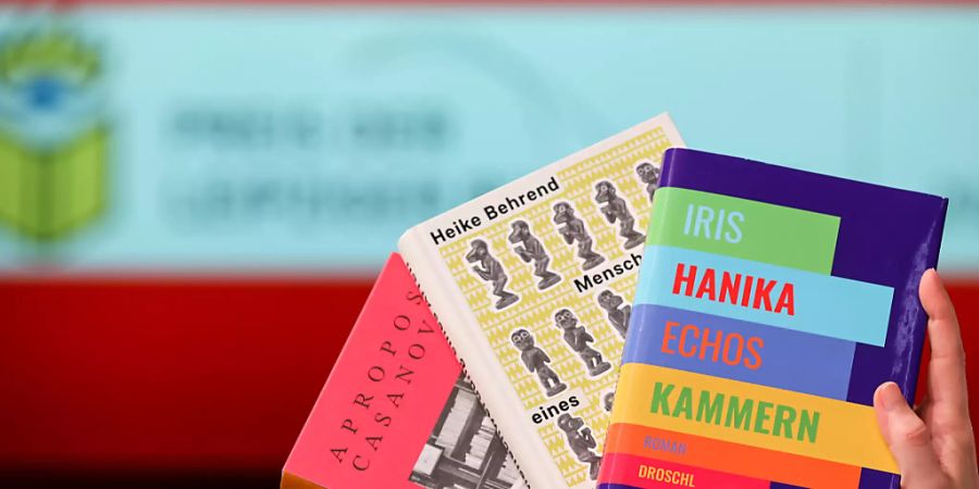 ARCHIV - Eine Frau hält die drei siegreichen Bücher beim letzten Preis der Leipziger Buchmesse, «Echos Kammern» (vorn nach hinten) von Iris Hanika, «Menschwerdung eines Affen. Eine Autobiografie der ethnografischen Forschung» von Heike Behrend und die Übersetzung des Werks Apropos Casanova von Timea Tanko aus dem Ungarischen. Foto: Jan Woitas/dpa-Zentralbild/dpa