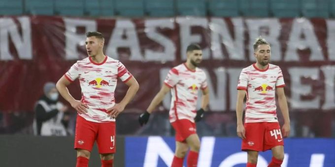 Leipzigs Willi Orban (l-r), Josko Gvardiol und Kevin Kampl stehen nach dem 0:1 enttäuscht auf dem Spielfeld. Foto: Jan Woitas/dpa-Zentralbild/dpa Leipzigs Willi Orban (l-r), Josko Gvardiol und Kevin Kampl stehen nach dem 0:1 enttäuscht auf dem Spielfeld. Foto: Jan Woitas/dpa-Zentralbild/dpa