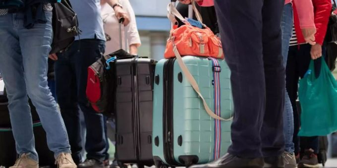 Reisende ab sechs Jahren, die sich in einem Virusvariantengebiet aufgehalten haben, sollen schon vor der Abreise einen negativen PCR-Testnachweis vorlegen. Foto: Tom Weller/dpa Reisende ab sechs Jahren, die sich in einem Virusvariantengebiet aufgehalten haben, sollen schon vor der Abreise einen negativen PCR-Testnachweis vorlegen. Foto: Tom Weller/dpa