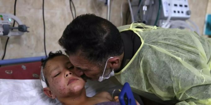 Mann und Sohn nach einem US-Drohnenangriff in Syrien Mann und Sohn nach einem US-Drohnenangriff in Syrien