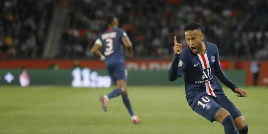 PSG-Star Neymar (r) hat Mathieu Cafaro von Stade Reims gefoult. Foto: Michel Euler/AP