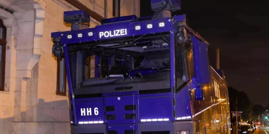 Das gab den Kollegen in Dresden zu denken: Ein abgestellter Wasserwerfer der Hamburger Polizei ohne Besatzung. Foto: Tino Plunert