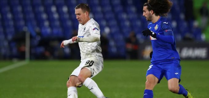 Marc Cucurella (rechts, FC Getafe) in Aktion gegen Sergey Petrov (FC Krasnodar). FC Getafe