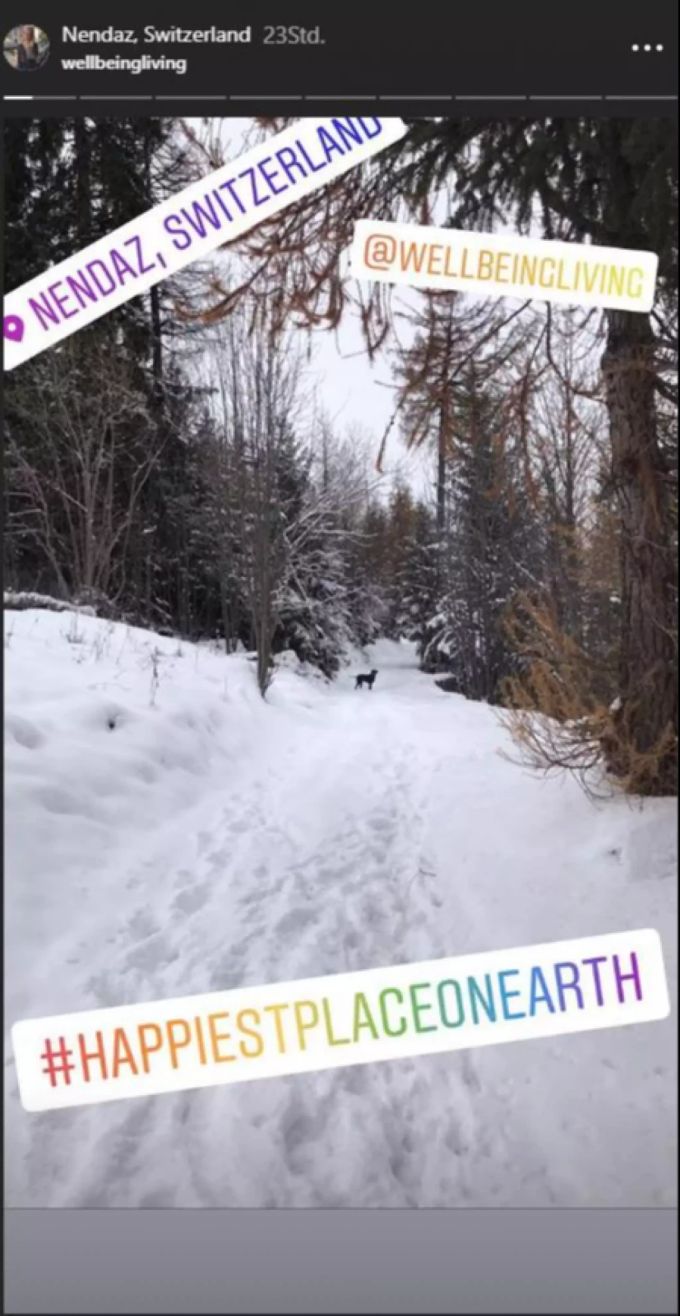 Ein Weg für Spaziergänger. Über und über mit Schnee bedeckt. Nendaz VS